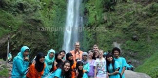 Rombongan EurekaTour Berfoto di Air Terjun Cuban Rondo