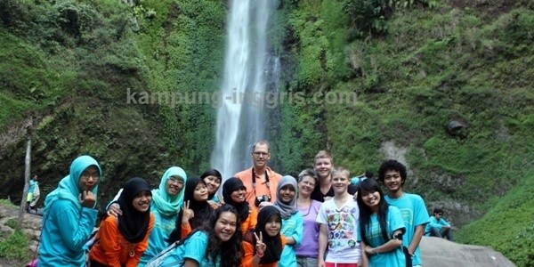 Rombongan EurekaTour Berfoto di Air Terjun Cuban Rondo