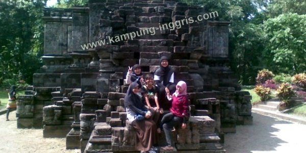 berfoto di candi surowono